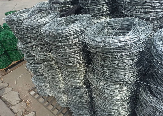 Gorąco zanurzone galwanizowane drut Barb Roll przeciw kwas / alkaliczne dla płotu sieci drutowej